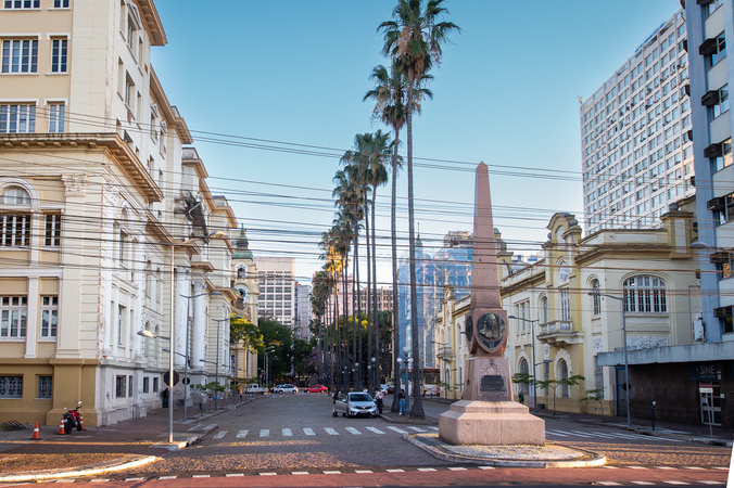 Centro de Porto Alegre. Cidade. Rua. AVenida. Histórico. Prédios. Calçamento. Monumento.