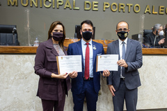 Período de Comunicações em homenagem aos 180 anos da Polícia Civil. Na foto, vereador Leonel Radde com a chefe e o sub-chefe da Polícia Civil