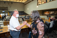 Período de Comunicações em homenagem a Rádio Gaúcha pela comemoração dos 50 anos do Programa Sala de Redação. Vereadora Lourdes Sprenger cumprimenta Pedro Ernesto Denardin