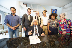 Na foto, Alceu Collares (c), acompanhado (a partir da esquerda) por: Leonel Radde, Márcio Bins Ely, Pedro Ruas, Matheus Gomes, Bruna Rodrigues e Neuza Canabarro