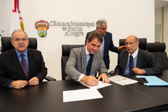 Sentados, a partir da esquerda: Idenir Cecchim (MDB), Márcio Bins Ely (PDT) e Reginaldo Pujol