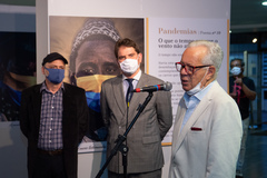 Luiz Coronel (ao microfone), na abertura da exposição, com o fotógrafo Eurico Salis (e) e o presidente Márcio Bins Ely
