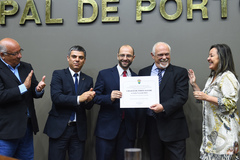 Mario Manfro (d) entregou a distinção ao cirurgião-dentista (c)