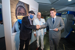 Presidente Márcio Bins Ely participa da abertura da exposição Pandemias, de Luiz Coronel e Eurico Sales.