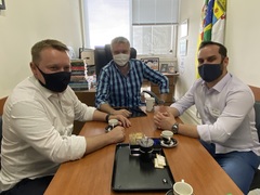 Ramiro recebeu seus colegas de partido, Felipe Caputo e Carlos Alfredo Schäffer, no gabinete da Câmara. Foto: OAJ