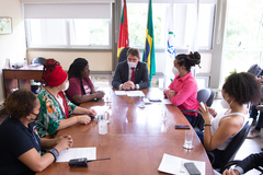 Presidente Márcio Bins Ely recebe as vereadoras Daiana Santos, Karen Santos e Laura Sito, e o vereador Matheus Gomes.