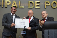 Vereador suplente Rafão Oliveira (PTB), Paulo Goldenfum e vereador Idenir Cecchin (MDB) na cerimônia de hoje