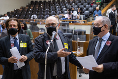 Movimentação de plenário. Votação do orçamento municipal para 2022. Vereadores Aldacir Oliboni, Pedro Ruas e Idenir Cecchim