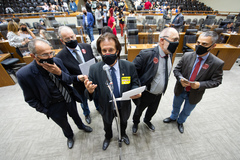 Vereador Aldacir Oliboni (ao microfone) teve projeto de sua autoria aprovado pelo plenário