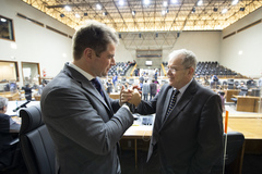 Presidente Márcio Bins Ely (PDT) cumprimenta presidente eleito Idenir Cecchim (MDB)