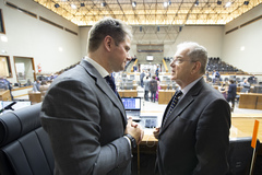 Márcio Bins Ely (e, PDT) será sucedido por Idenir Cecchim (MDB) na presidência da Câmara a partir de janeiro