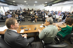 Bins Ely (e) comandou reunião em que projeto foi apresentado aos vereadores e à comunidade