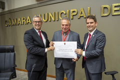 Pinheiro, Abel e Bins Ely exibem o título do novo Cidadão de Porto Alegre