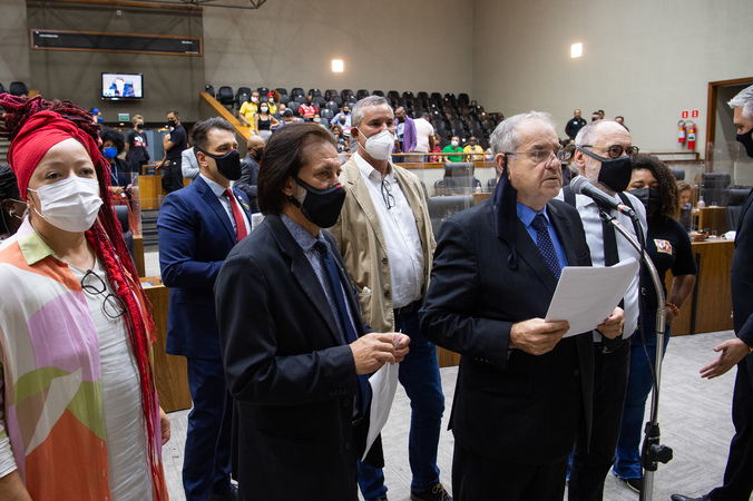 Movimentações de plenário. Vereador Idenir Cecchim ao microfone