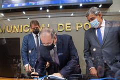 Na presença de Márcio Bins Ely (e) e de Sebastião Melo (d), Idenir Cecchim toma posse na presidência da Câmara