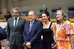 Sessão  de posse da nova Mesa Diretora. Na foto, presidente Idenir Cechim recebe cumprimentos