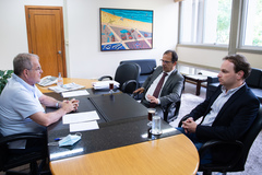 Idenir Cecchim (e) recebeu procuradores Armando Domingues e Ricardo Timm (d)