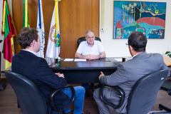 Presidente Idenir Cecchim recebe o presidente da Associação dos Procuradores do Município de Porto Alegre (Apmpa), Armando Domingues, e o vice, Ricardo Cioccari Timm.