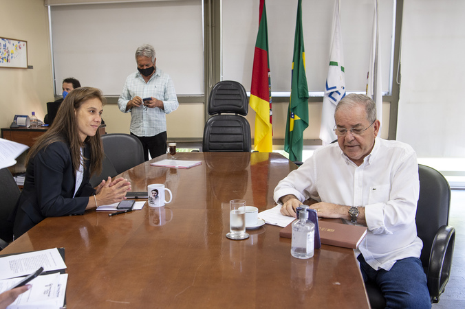 Reunião da Mesa Diretora em formato híbrido. Na foto, presidente Idenir Cecchim e 2ª vice-presidente Mari Pimentel.