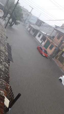 Bairro Farrapos, na zona norte de Porto Alegre, sofreu com o temporal de domingo