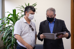 Presidente Idenir Cecchim recebe um exemplar da revista Alta Política.