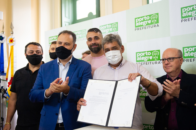 Alexandre Bobadra, representando a Câmara Municipal, PARTICIPA DO ATO DE SANÇÃO DA LEI QUE CRIA O POLO HISTÓRICO, CULTURAL,TURÍSTICO , GASTRONÔMICO E DE LAZER DO CENTRO HISTÓRICO DE PORTO ALEGRE