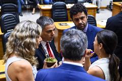 Vereadores discutem a pauta do plenário nesta segunda