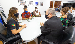 Delegada Nadine Anflor (e) recebeu os vereadores Idenir Cecchim (d) e Matheus Gomes e as vereadoras Bruna Rodrigues e Laura Sito (d)