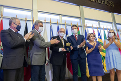 Cecchim (esq.) representou a Câmara no ato