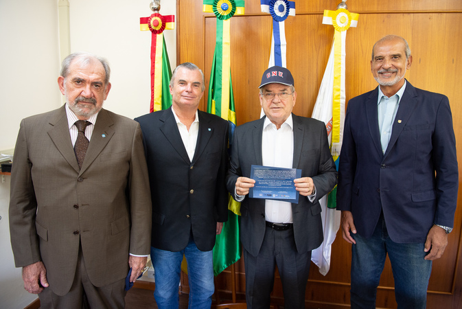 Presidente Idenir Cecchim recebe Sr. Claudio Umberto Sauter e ex-atletas representando a Diretoria do Clube Grêmio Náutico União