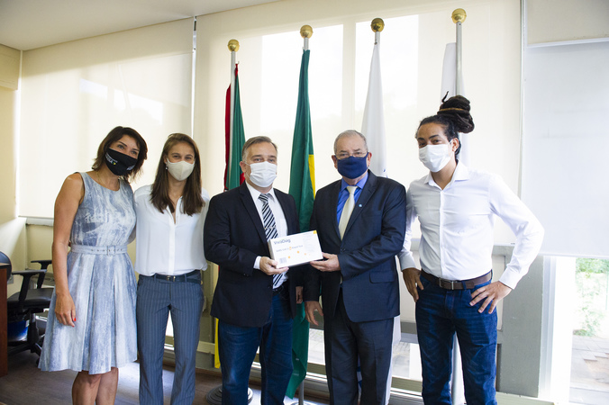 Presidente Idenir Cecchim realiza entrega dos testes antígenos covid (com participação do médico Marcos Ferreira) durante a reunião da Mesa Diretora