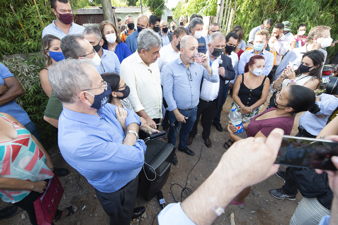 Presidente Idenir Cecchim e vereadores acompanham visita do prefeito Sebastião Melo ao Morro da Cruz para averiguar falta de água na região