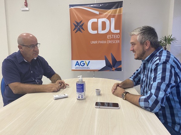 Ramiro Rosário e o presidente da CDL Esteio, o empresário Renato Schimidt 