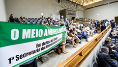 Público acompanhou debate nas galerias do plenário