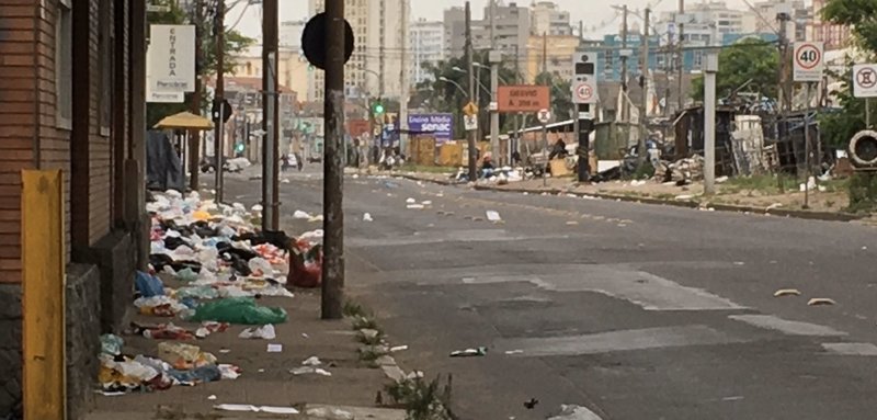 Lixo invade a Av. Voluntários diariamente ao largo da Vila dos Papeleiros