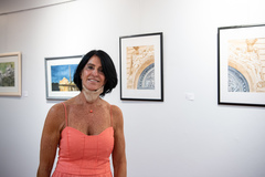 Exposição "Um Olhar Feminino Sobre Porto Alegre", de Mauren Jardim Gomes. Na foto, a artista
