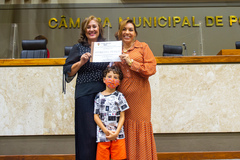 Vereadora Lourdes Sprenger e homenageada Patrícia Ferrás.