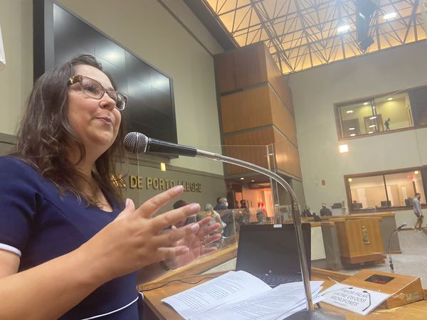 NaTribuna, Vereadora Tanise Sabino convida a todos os vereadores para o evento de instalação da Frente Parlamentar da Dependência Quimica