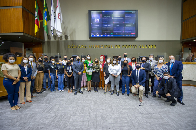 Vereador Leonel Radde homenageia a delegacia de combate a intolerância