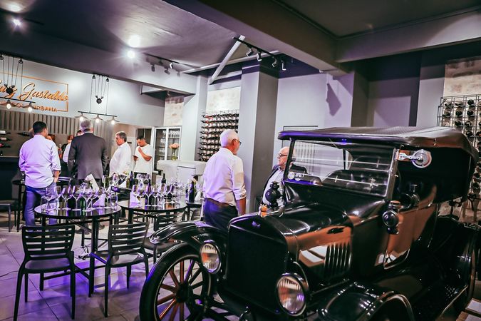 Ford Modelo T de 1923 está dentro da garagem onde funciona a sala de degustação. Foto: Mateus Raugust/PMPA
