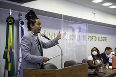 Reunião de conjunta das comissões CEFOR e CEDECONH para debater a prestação de serviços da CEEE Equatorial em Porto Alegre. Na foto, vereador Matheus Gomes, proponente da reunião.