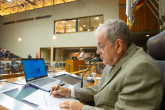 Vereador Idenir Cecchim (MDB) presidindo a sessão plenária desta segunda-feira