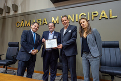 Representantes da Gerdau exibem diploma conferido pela Câmara