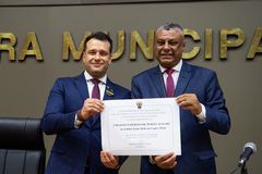 Radde e Ortiz na entrega do título hoje na Câmara