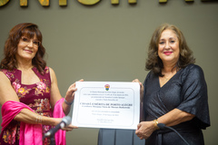 Marjana e Lourdes na entrega do título hoje na Câmara