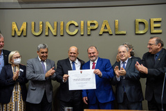 Gilson Padeiro e Dal'Molin exibem o título conferido pela Câmara Municipal