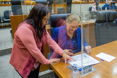 Vereadoras Cláudia Araújo (PSD)  e Lourdes Sprenger (MDB) na sessão desta segunda-feira