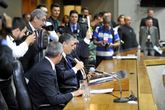 Trogildo conduziu a sessão que deu posse aos vereadores e ao prefeito eleito