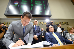 Marchezan, ao lado do vice Gustavo Paim, assina o termo de posse