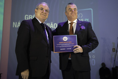 Presidente Idenir Cecchim participa da entrega do prêmio Marcas de Quem Decide 2022